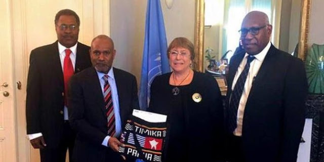 Ketua ULMWP Benny Wenda (kedua dari kiri) dan Komisioner Tinggi HAM PBB Michelle Bachelet (ketiga dari kiri) di kantor badan HAM PBB di Jenewa pada 25 Januari 2019 . ©ULMWP